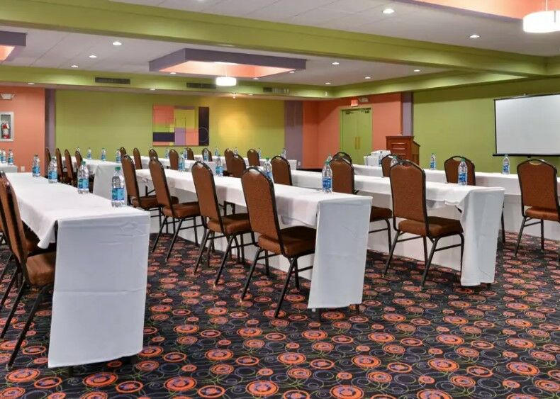 Hotel Downtown - Stadium By Ihg